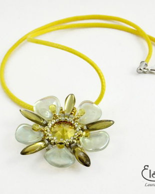 Floare de aur - colier cu pandantiv