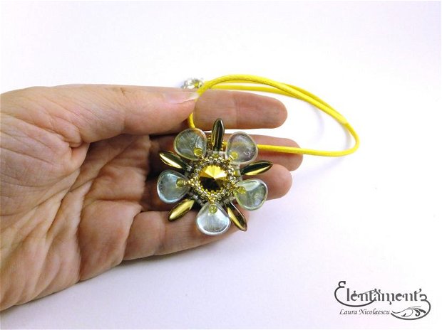 Floare de aur - colier cu pandantiv