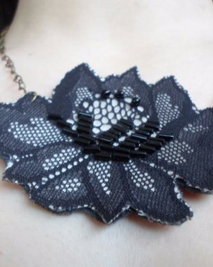 colier broderie cu margele