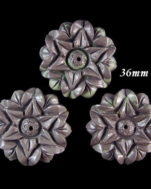 7814 - (3b) Pandantiv jasp ribbon sculptat, floare, 36mm