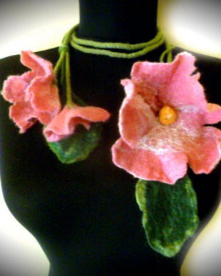 Floare de cais... sal,colier, brau de lana si matase naturala impaslit