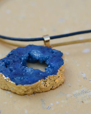 Colier cu agata druzy si snur de piele