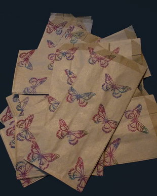 Set 10 buc pungi hartie natur cu fluturi multicolori   - burduf lateral - 8.5 x 19.5  cm