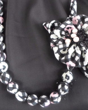 colier black and pink