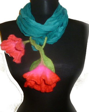 Esarfa de matase naturala si vascoza cu aplicatie de flori de lana impaslite prin tehnica de wetfelting