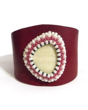 Bratara din piele rosie, broderie de margele si marmura