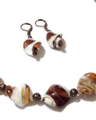 Set colier si cercei alb-caramel