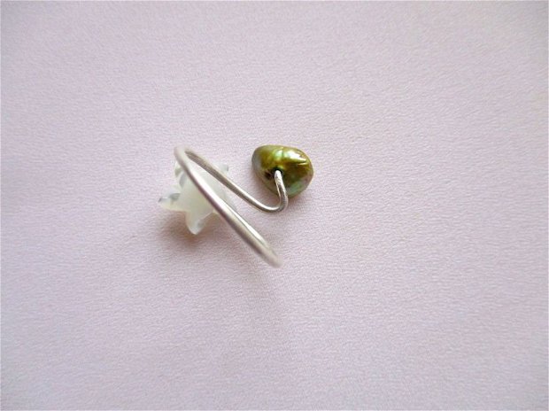 Inel argint cu floare de sidef si frunza perla biwa verde