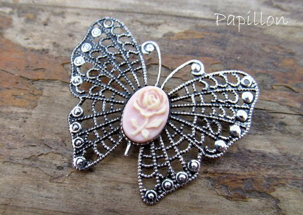 Brosa argintie cu fluture si camee roz (floare)