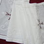 Traversa cu broderie alba