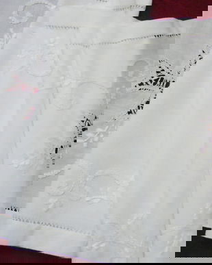 Traversa cu broderie alba