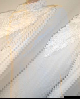 Bluza alba cu volane din broderie