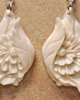 6760 - (2buc) Minipandantive / charms, os sculptat de bizon, flori si frunze