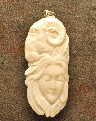 6761 - Pandantiv, os de bizon sculptat, berbec si chip de fata
