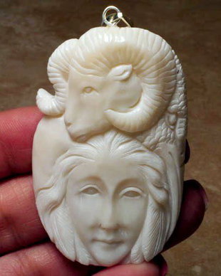 6769 - Pandantiv, os de bizon sculptat, berbec si chip de fata