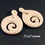 7847 - (2buc) Minipandantive / charms, os sculptat bizon, spirala