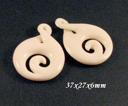 7847 - (2buc) Minipandantive / charms, os sculptat bizon, spirala