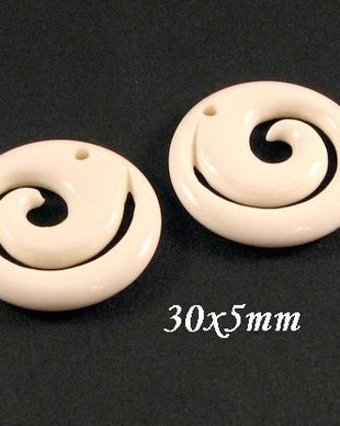 7850 - (2buc) Minipandantive / charms, os sculptat bizon, spirala