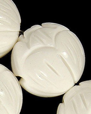 7843 - (2buc) Margele coral sculptat, alb, sfere 16mm