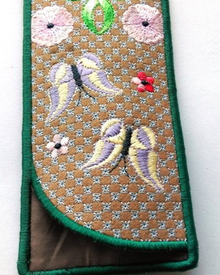 Husa ochelari sau telefon cu broderie flori si fluturi