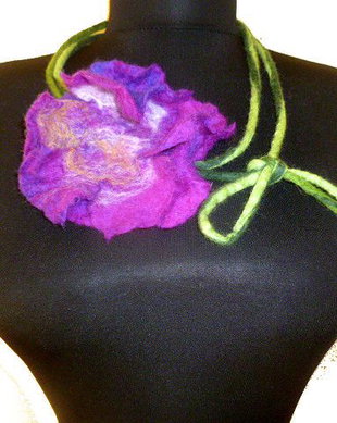Cordon, colier , floricica de lana si matase naturala impaslita