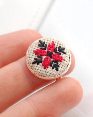 Inel cu broderie traditionala cusuta cu fir rosu si negru pe panza taraneasca cod 712