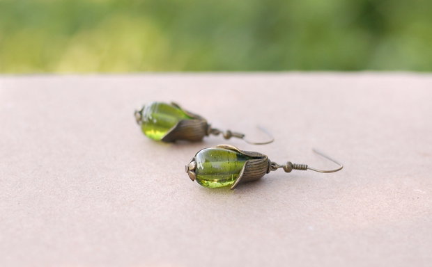 Cercei drop cu margelute vintage verde  crud si lalele metalice bronz antic