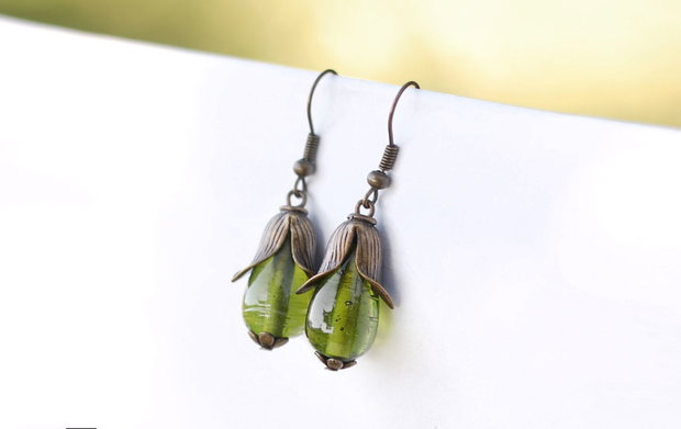 Cercei drop cu margelute vintage verde  crud si lalele metalice bronz antic