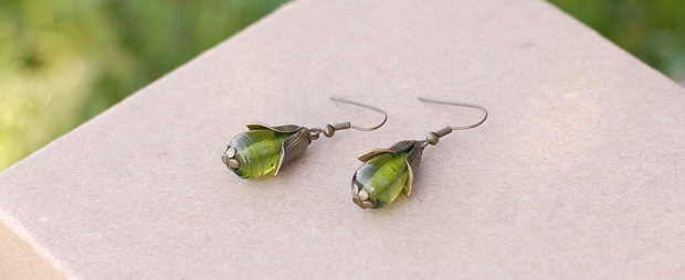 Cercei drop cu margelute vintage verde  crud si lalele metalice bronz antic