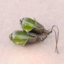 Cercei drop cu margelute vintage verde  crud si lalele metalice bronz antic