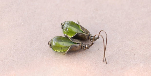 Cercei drop cu margelute vintage verde  crud si lalele metalice bronz antic