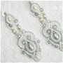 Cercei albi cu argintiu pentru mireasă – cercei cu perle albe şi gri, cercei candelabru, cercei unicat