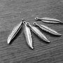 Charm pana stilizata, placat argint 20x4mm (SPLAK 097)