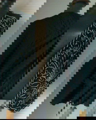 VESTA NEAGRA BRODATA MANUAL CU MARGELE