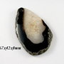 7882 - Pandantiv, agata feliata, forma neregulata, alb efect gheata, negru