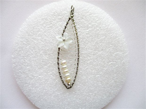 Pandantiv argint patinat, floare sidef si perle naturale albe