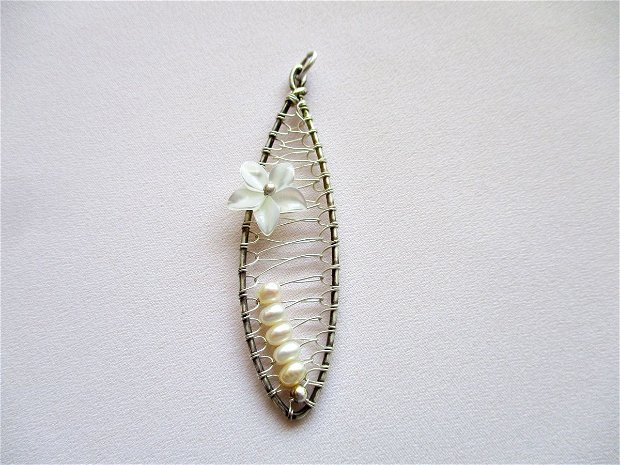 Pandantiv argint patinat, floare sidef si perle naturale albe
