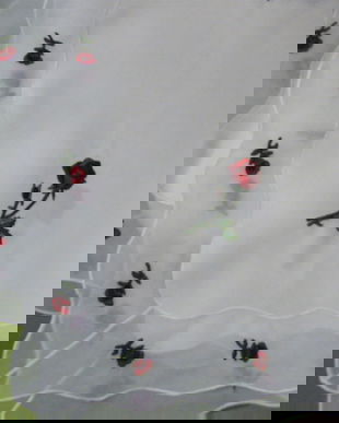 Fata de masa cu trandafiri brodati