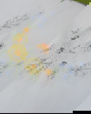 Fata de masa cu broderie