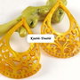 5766V - (2buc) Pandantive / charms, sidef / scoica, chandelier, picatura, dantelat, galben, 53x38x2mm