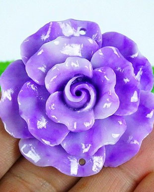 7926 - Pandantiv, scoica tridacna de sinteza, vopsita, mov violet, 47x47x16mm