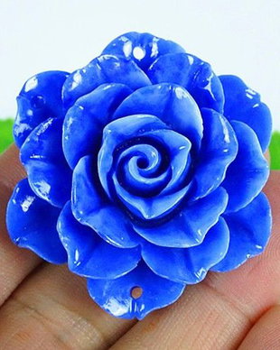 7927 - Pandantiv, scoica tridacna de sinteza, vopsita, bleu-albastru cerneala, 47x47x16mm