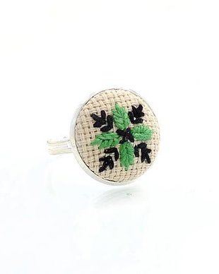 Inel cu broderie traditionala cu fir verde si negru, pe panza taraneasca cod 709