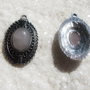 Pandantiv metalic argintiu antichizat cu cabochon oval din cuart roz