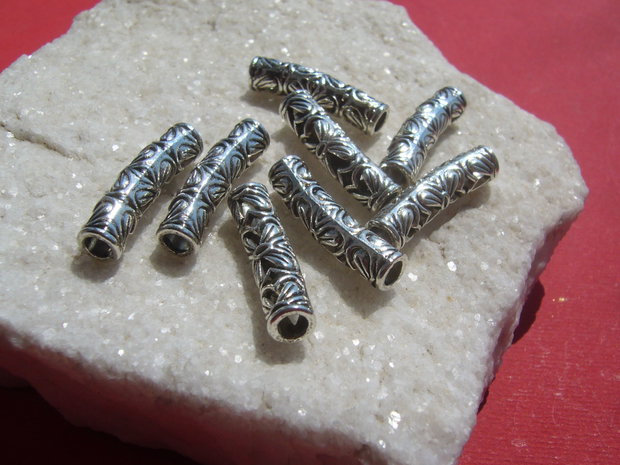 Tub argintiu usor arcuit cu flori mari aprox 6x26 mm