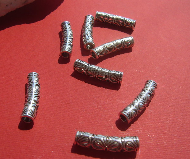 Tub argintiu usor arcuit cu flori mari aprox 6x26 mm