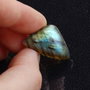 Cabochon Labradorit triunghi rotunjit - flashy