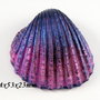 7944 - Pandantiv, scoica vopsita manual, iridescent violet si bleumarin, efect metalizat