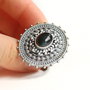 Inel cu elemente metalice decorative vopsite si labradorit