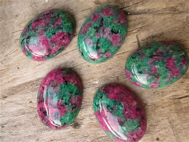 Cabochon ruby in zoisite, 25x18 mm